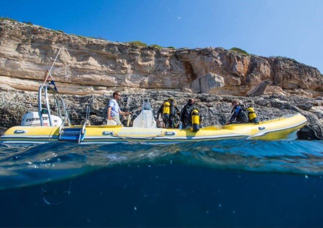 Submarinistas en Cala Santanyi.JPG